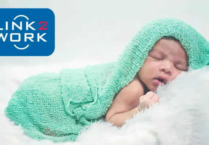 Śpiące dziecko otulone miętowym kocykiem. Logo Link2Work sugeruje, że becikowe jest dla kogoś z tej firmy.