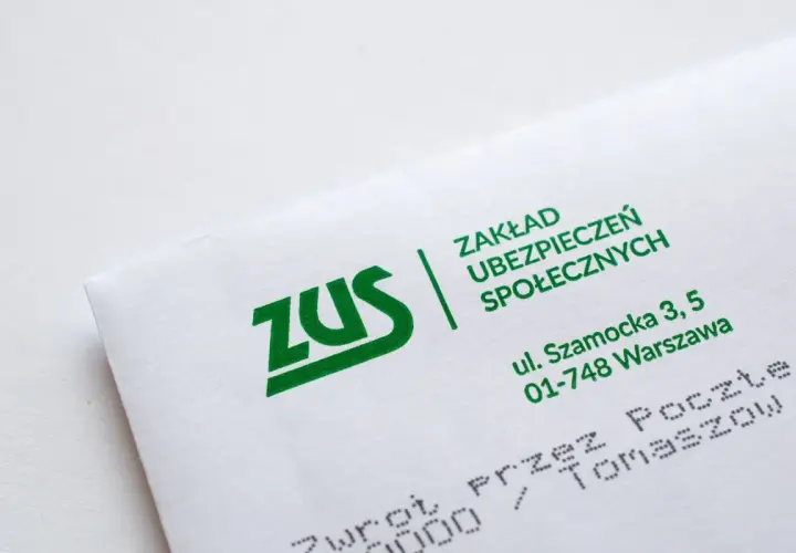 Koperta ZUS z adresem. Czy dodatek pielęgnacyjny jest opodatkowany? Pytanie do urzędu.