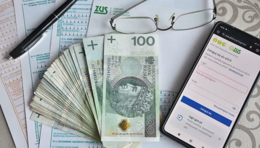Pieniądze, dokumenty ZUS i telefon z zalogowanym portalem eZUS. Czy umowa zlecenie wlicza się do emerytury? Sprawdź na PUE ZUS.