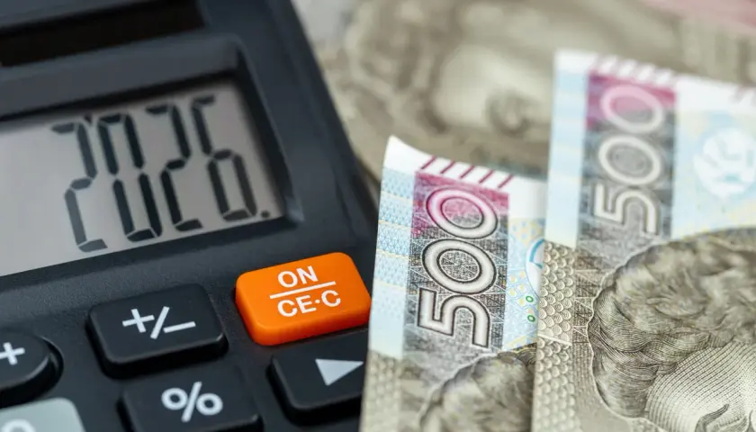 Kalkulator pokazuje 2026, obok polskie banknoty 500 zł. To podpowiedź, jak obliczyć dochód do funduszu socjalnego.