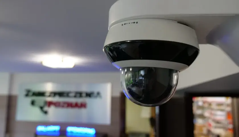 Kamera monitoringu w pracy, dyskretnie czuwająca nad bezpieczeństwem.