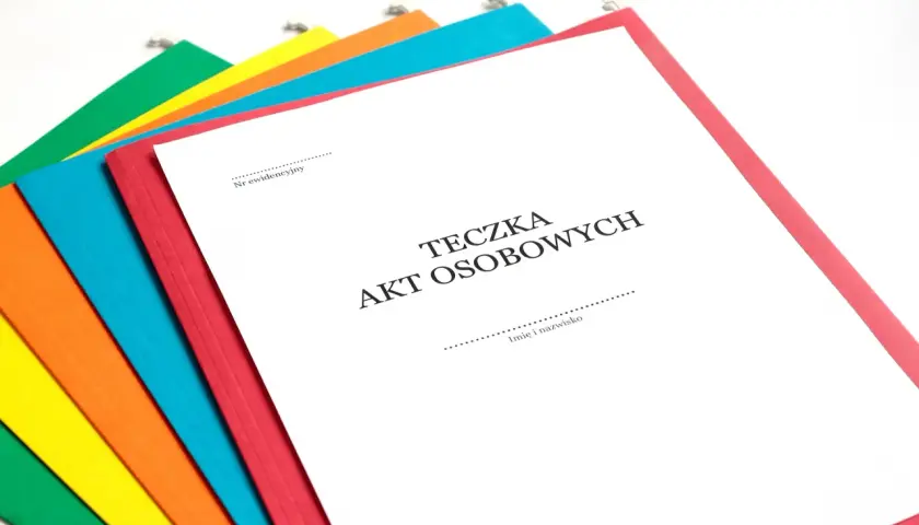 Kolorowe teczki z dokumentami, jedna z nich to Teczka Akt Osobowych.