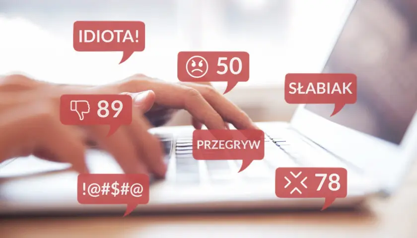 Dłonie piszą na klawiaturze, otoczone dymkami z obraźliwymi komentarzami: "IDIOTA!", "SŁABIAK", "PRZEGRYW", "!-@#$@". To przykład naruszenia dóbr osobistych w sieci.