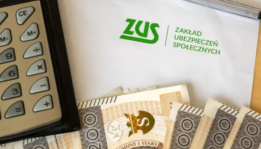 Kalkulator, banknoty 200 zł i dokument ZUS. Czy to temat renty alkoholowej warunki?