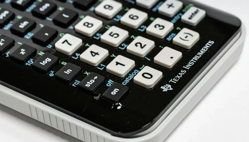 Kalkulator Texas Instruments z klawiszami numerycznymi i funkcjami, jak logarytm czy sinus. Może pomóc w obliczeniach, co można odliczyć od podatku.