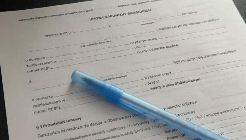 Umowa darowizny samochodu w trakcie wypełniania. Dokument zawiera pola na dane darczyńcy i obdarowanego, a także szczegóły dotyczące pojazdu.