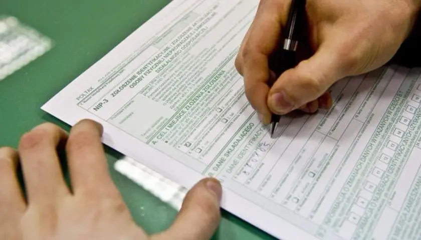 Ręka pisze na druku NIP-3. To formularz zgłoszeniowy dla osób fizycznych, często używany w sprawach podatkowych.