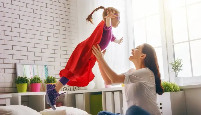 Mama rzuca córkę w stroju superbohaterki. To są babciowe dla kogo? Dla małych marzycieli!