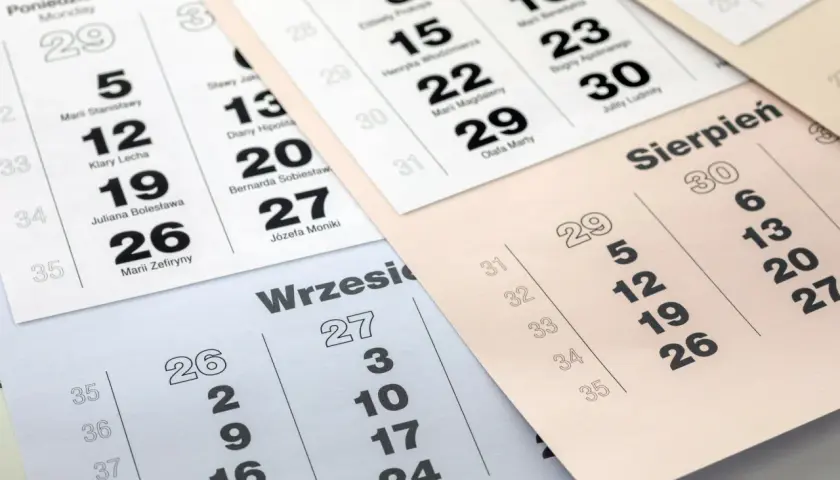 Kalendarze pokazują daty, np. 26 sierpnia i 27 września. Planując urlop, warto sprawdzić, ile dni wcześniej trzeba zgłosić urlop wypoczynkowy.