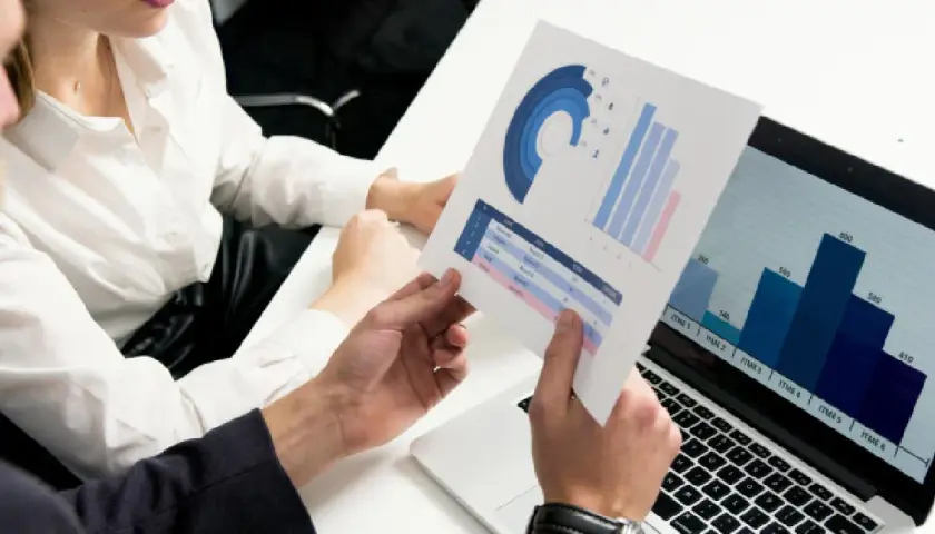 Analiza wykresów i danych na laptopie. Taka sytuacja, gdy fp kiedy nie płacimy, wymaga dokładnego przeglądu finansów.