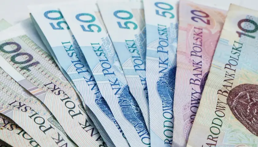 Polskie banknoty: 100, 50, 20 i 10 zł. Czy to wystarczy na najniższą krajową na godzinę?