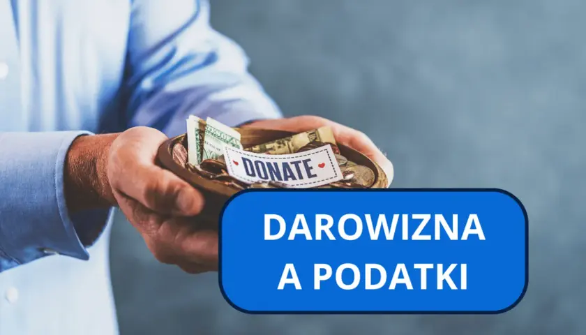 Dłonie trzymają miseczkę z pieniędzmi i monetami, na której widnieje napis "DONATE". Pod spodem niebieski prostokąt z napisem "DAROWIZNA A PODATKI".