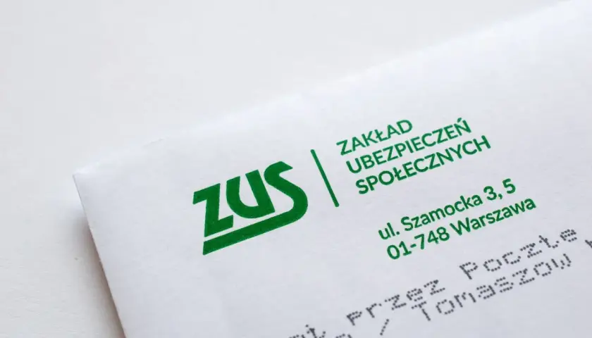 Koperta ZUS z adresem. Czy dodatek pielęgnacyjny jest opodatkowany? Pytanie do urzędu.