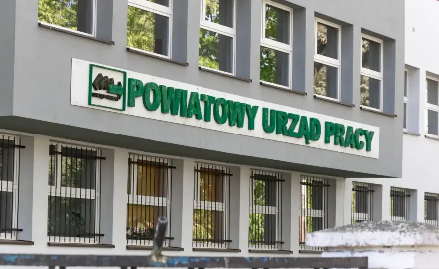 Zasiłek dla bezrobotnych - jak odejść z pracy i dostać go od razu?