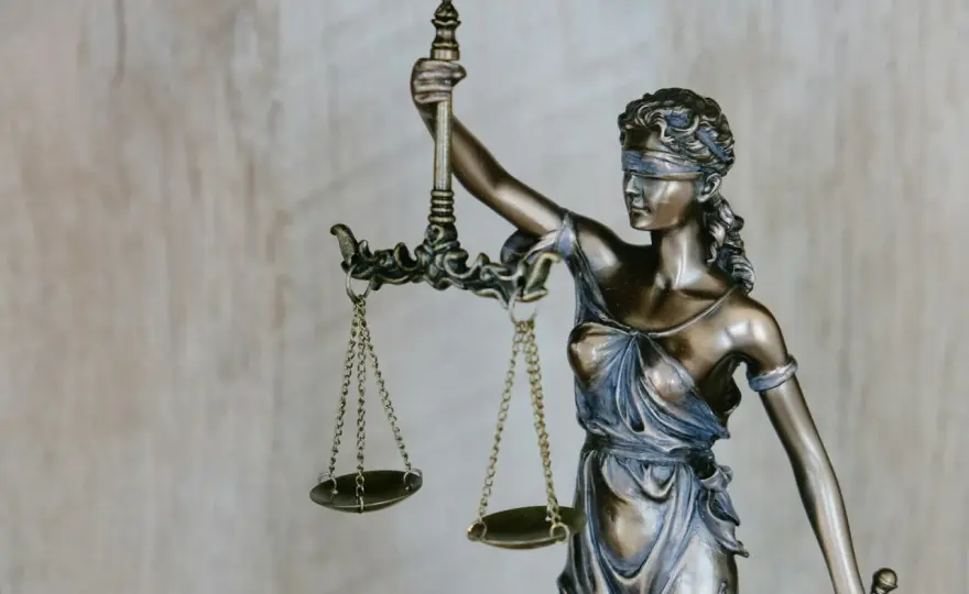 Siła wyższa w umowach - Kiedy zdarzenie zwalnia z odpowiedzialności?