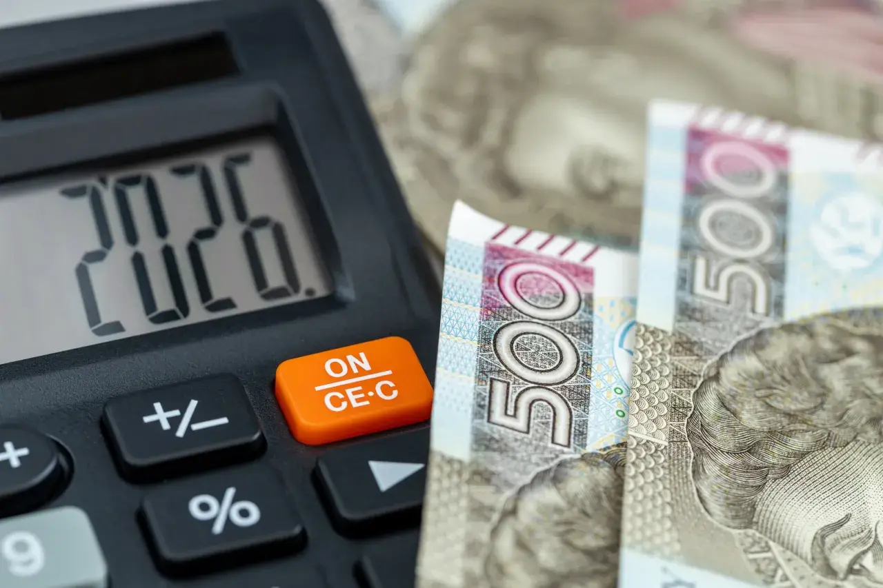 Kalkulator pokazuje 2026, obok polskie banknoty 500 zł. To podpowiedź, jak obliczyć dochód do funduszu socjalnego.