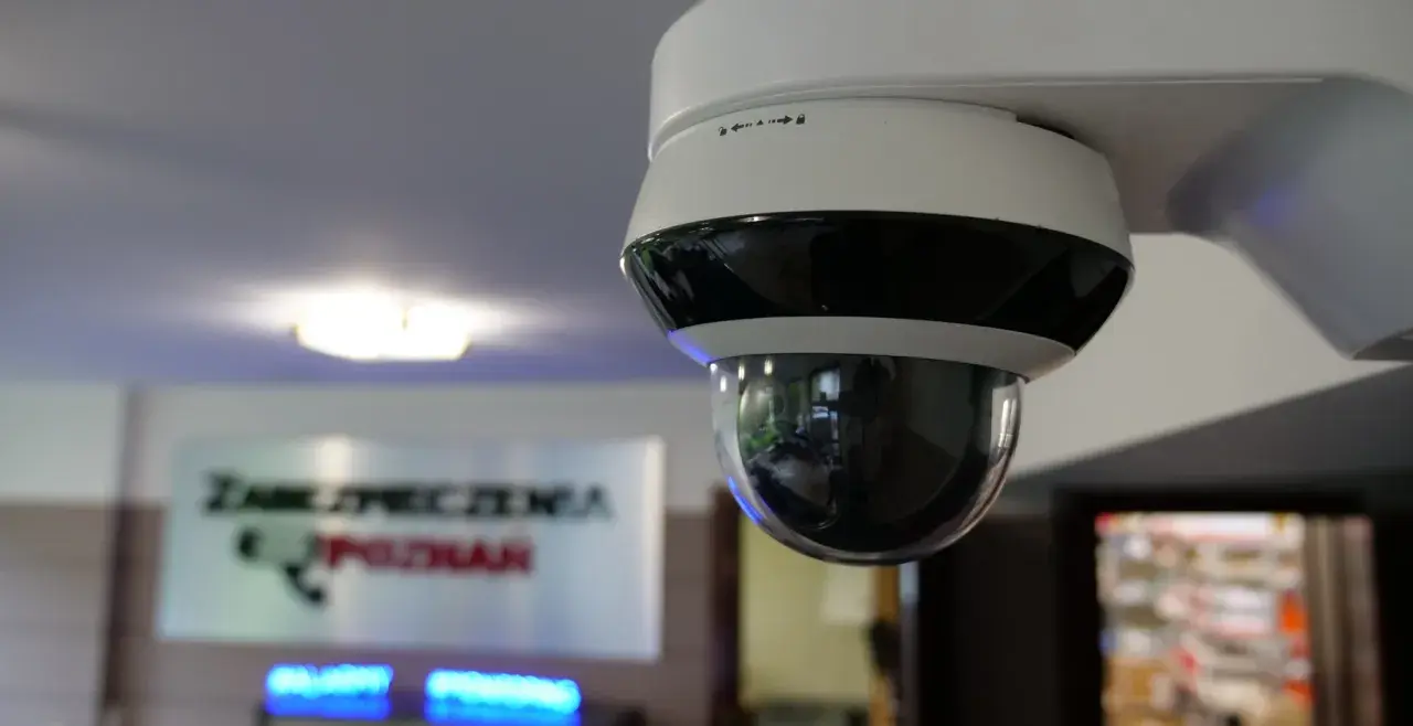 Kamera monitoringu w pracy, dyskretnie czuwająca nad bezpieczeństwem.