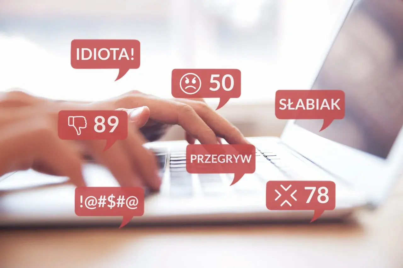 Dłonie piszą na klawiaturze, otoczone dymkami z obraźliwymi komentarzami: "IDIOTA!", "SŁABIAK", "PRZEGRYW", "!-@#$@". To przykład naruszenia dóbr osobistych w sieci.