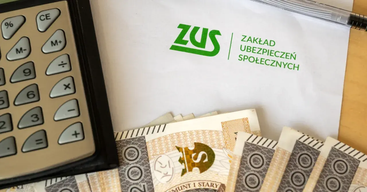 Kalkulator, banknoty 200 zł i dokument ZUS. Czy to temat renty alkoholowej warunki?