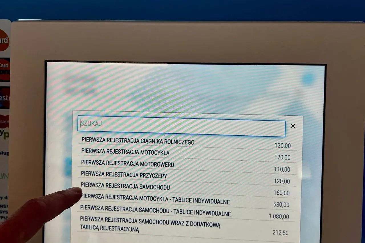 Palec wskazuje na ekranie opcję "PIERWSZA REJESTRACJA SAMOCHODU", szukając informacji o upoważnieniu do rejestracji pojazdu.