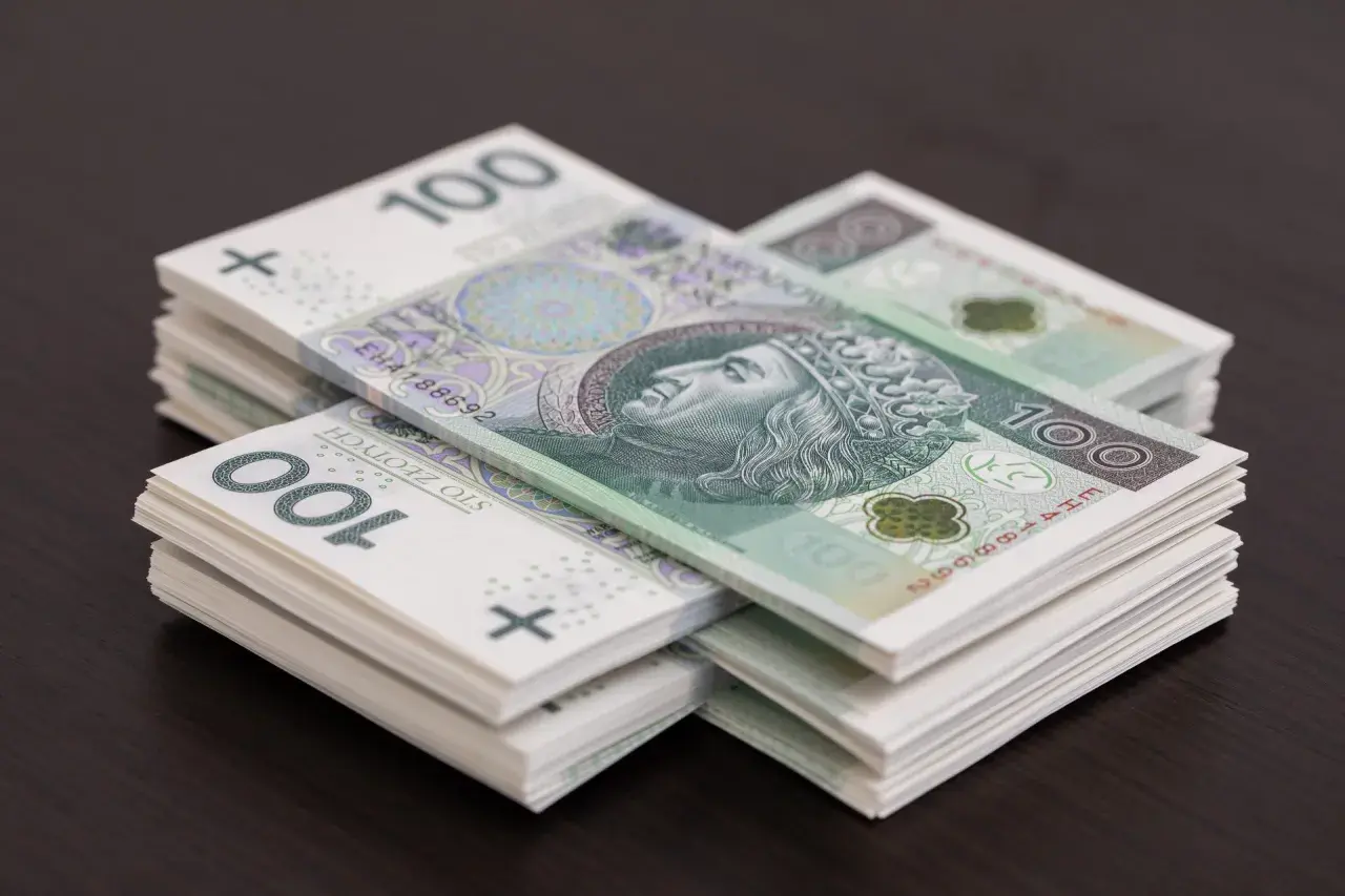Stosy banknotów 100 zł. Wartość gotówki może być ograniczona, ale te pieniądze wyglądają na gotowe do wydania.