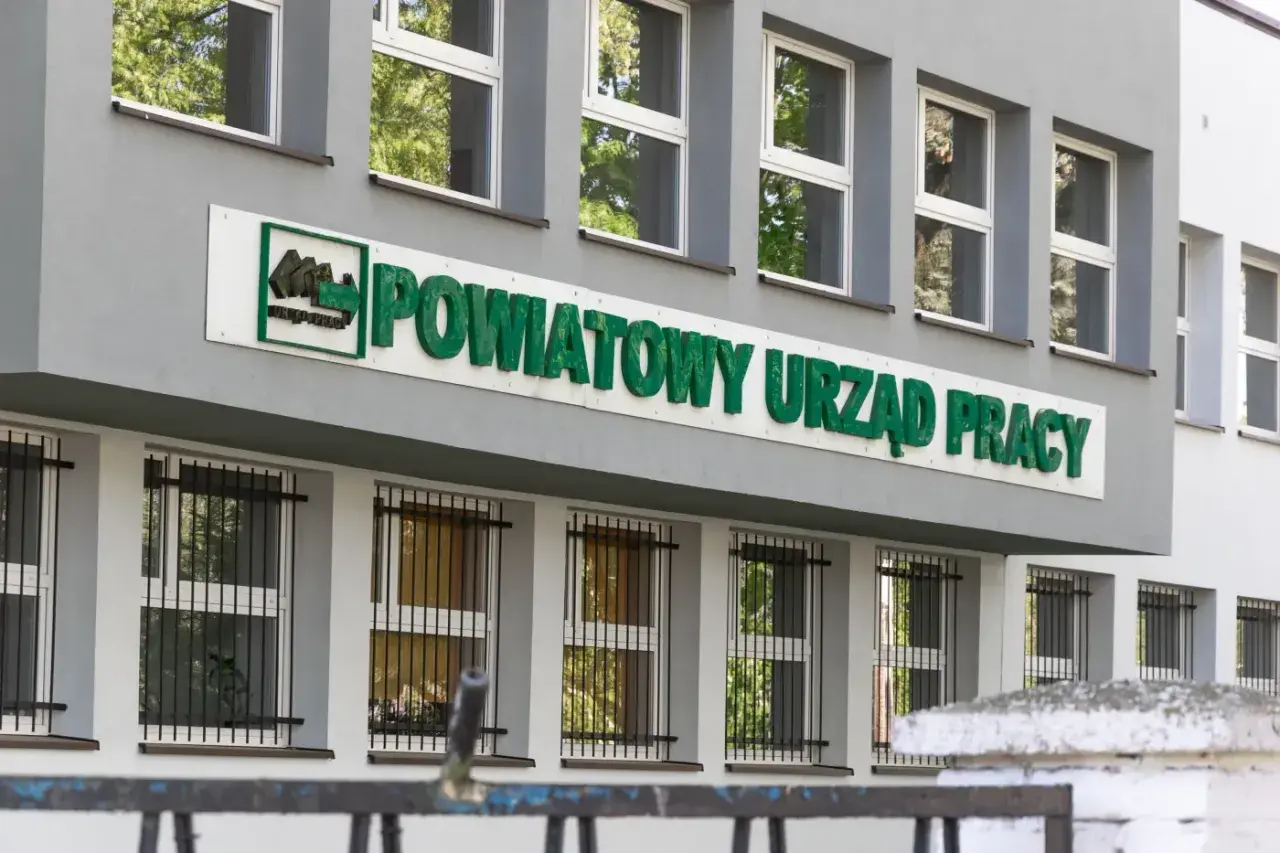 Powiatowy Urząd Pracy. Tu dowiesz się, jak się zwolnić żeby dostać zasiłek dla bezrobotnych.