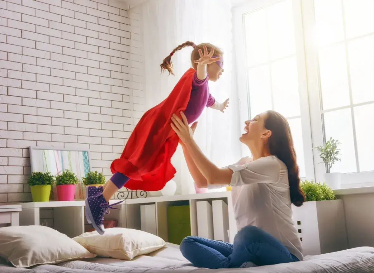 Mama rzuca córkę w stroju superbohaterki. To są babciowe dla kogo? Dla małych marzycieli!