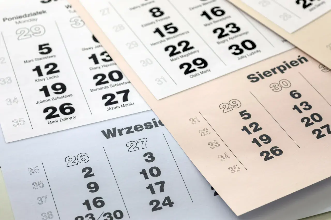 Kalendarze pokazują daty, np. 26 sierpnia i 27 września. Planując urlop, warto sprawdzić, ile dni wcześniej trzeba zgłosić urlop wypoczynkowy.