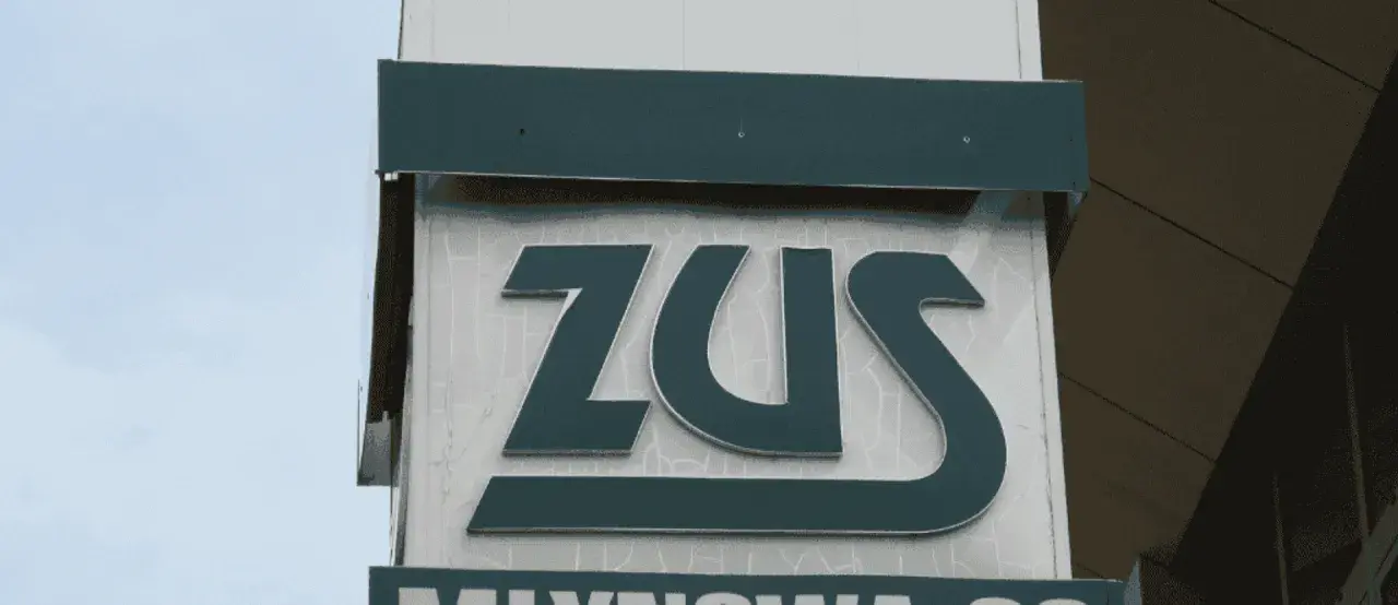 Znak ZUS. Zastanawiasz się, kiedy najlepiej przejść na emeryturę? Odpowiedź znajdziesz w urzędzie.