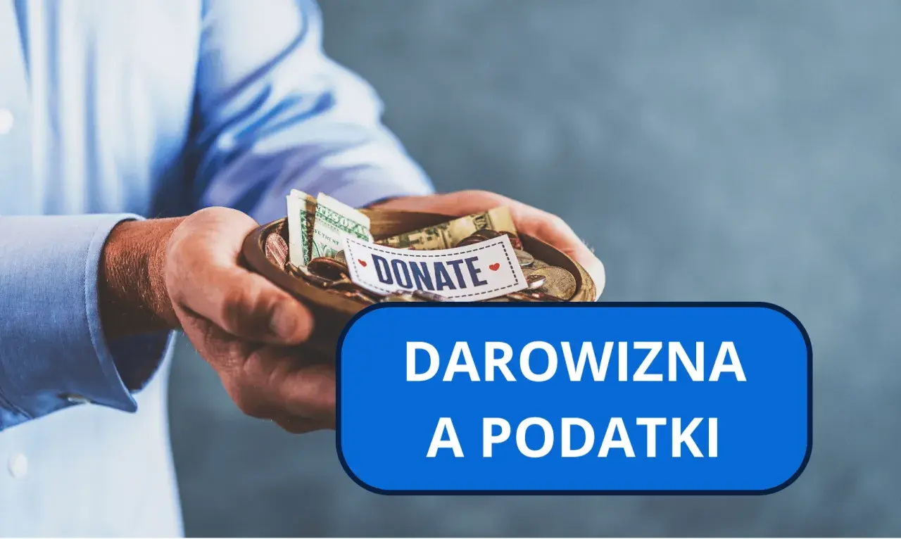 Dłonie trzymają miseczkę z pieniędzmi i monetami, na której widnieje napis "DONATE". Pod spodem niebieski prostokąt z napisem "DAROWIZNA A PODATKI".