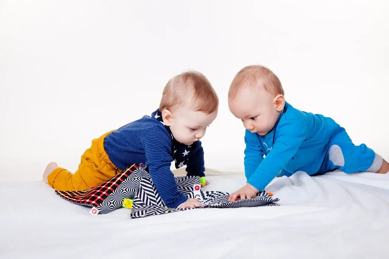 Dwa niemowlaki odkrywają świat przez zabawki. Babciowe dla kogo? Dla tych małych odkrywców!
