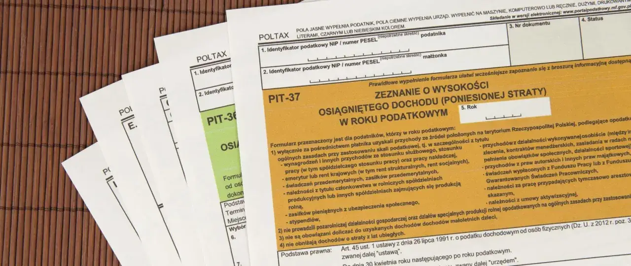 Polskie formularze podatkowe PIT-37 i PIT-36, dokumenty do rozliczenia dochodów. Potwierdzenie rezydencji podatkowej.