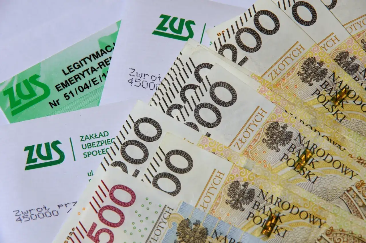 Dokumenty ZUS i banknoty 200 zł. Pytanie: ile wynosi renta po świadczeniu rehabilitacyjnym?