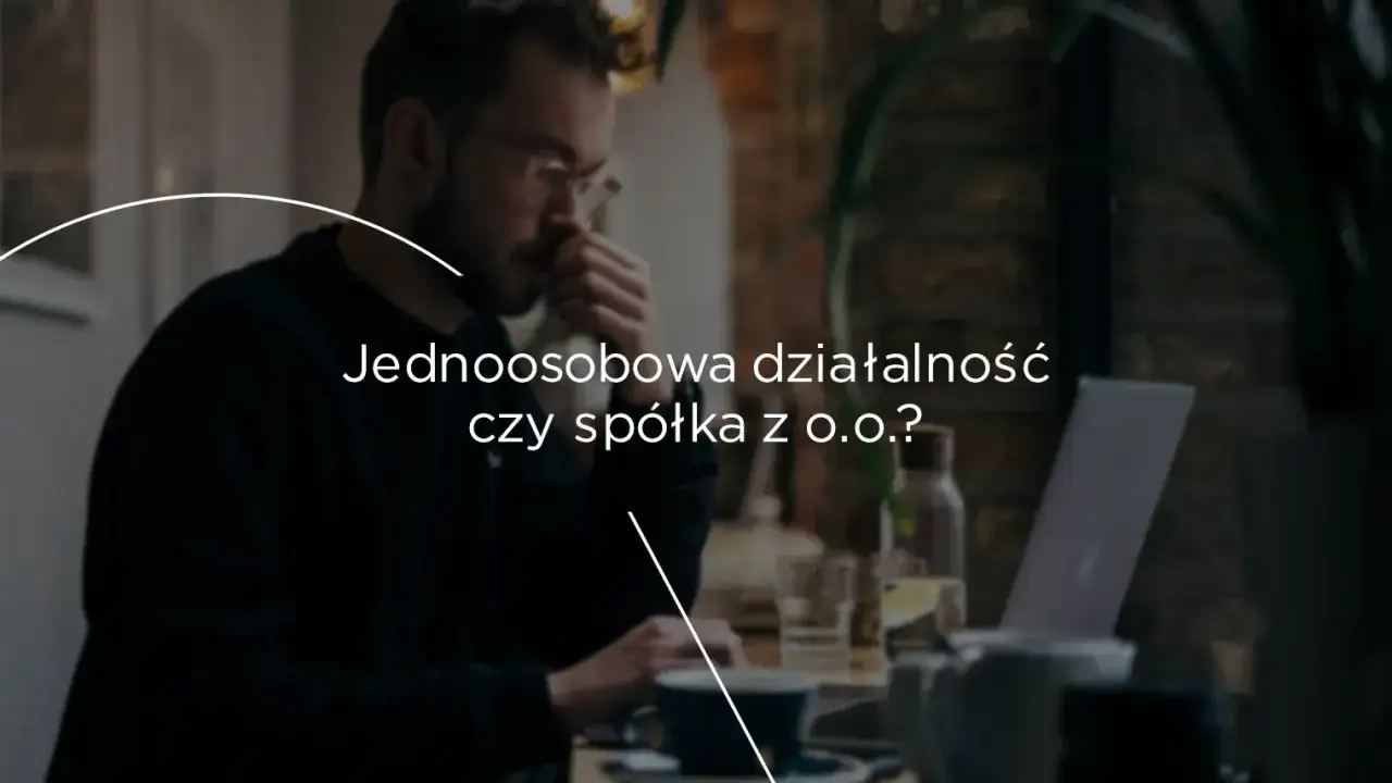 Mężczyzna przy laptopie zastanawia się nad jednoosobową działalnością czy spółką z o.o. - wady i zalety.