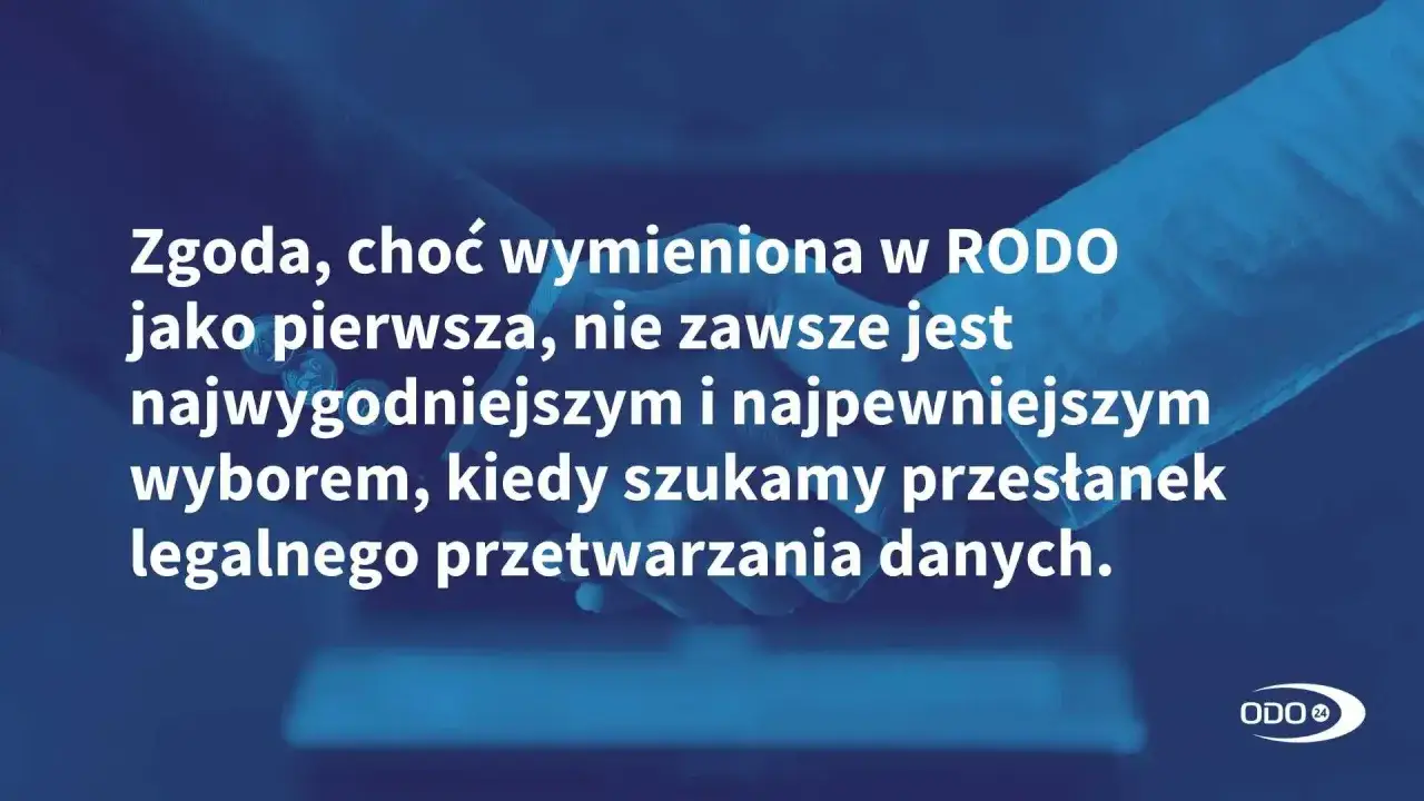 Dwie dłonie ściskają się, symbolizując umowę. Tekst informuje, że zgoda na przetwarzanie danych osobowych, choć kluczowa w RODO, nie zawsze jest najłatwiejszym rozwiązaniem.
