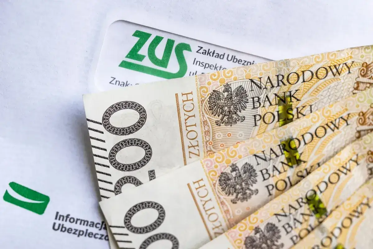 Pieniądze i dokument ZUS. Czy to zapowiedź 800 plus dla seniora?