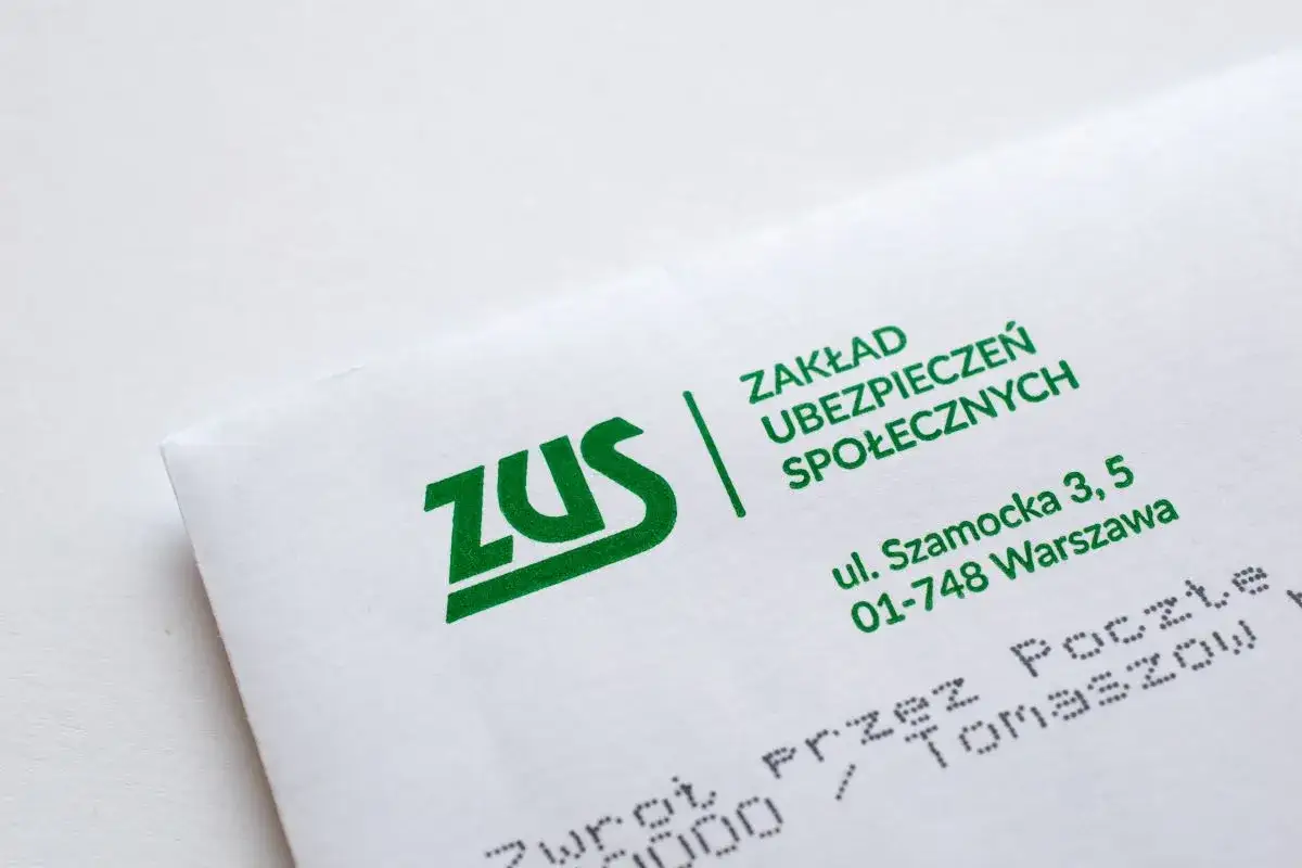 Koperta ZUS z adresem. Czy dodatek pielęgnacyjny jest opodatkowany? Pytanie do urzędu.