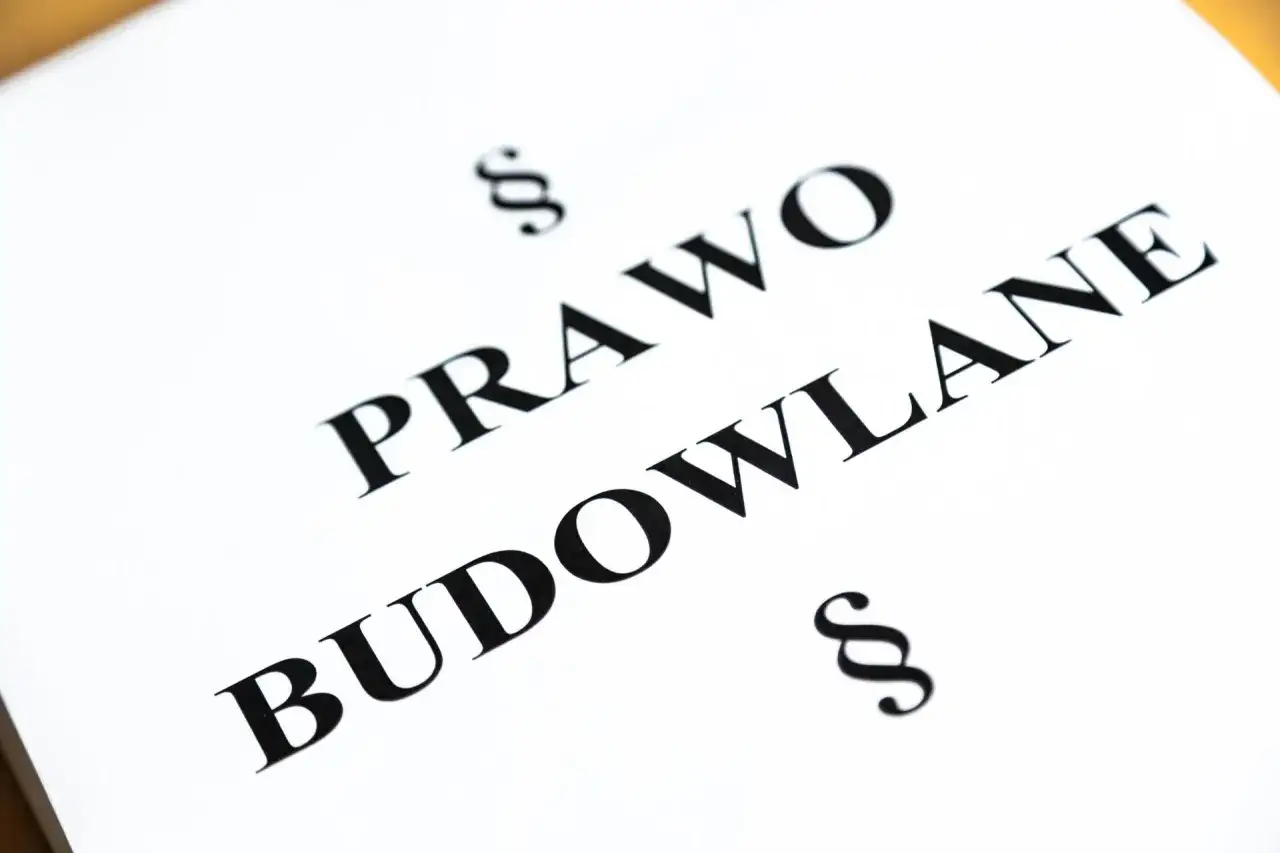 Prawo budowlane. Dokument zawiera umowę o roboty budowlane z osobą fizyczną.