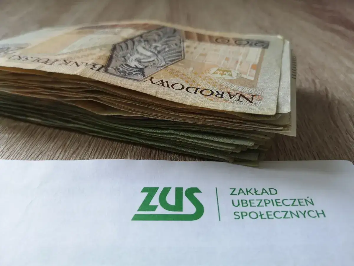 Stos banknotów obok dokumentu ZUS. Czy to przyszłość dziedziczenia składek ZUS?