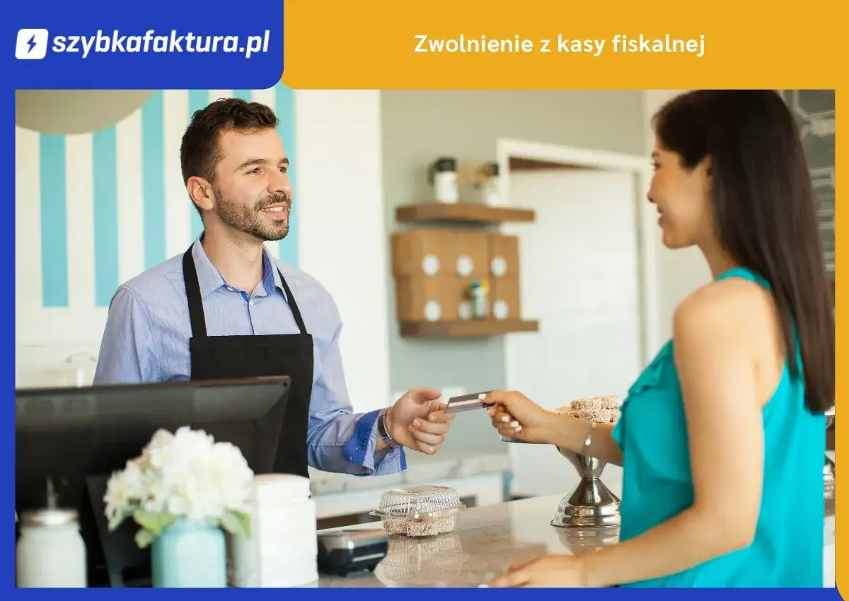 Sprzedawca w fartuchu podaje klientce kartę do płatności. Szybka faktura ułatwia zwolnienie z kasy fiskalnej.