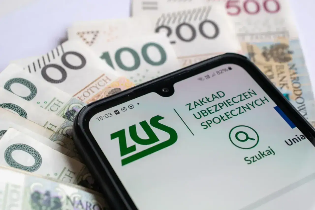 ZUS na telefonie i polskie banknoty. Ile można chorować przed emeryturą, by mieć spokojną przyszłość?