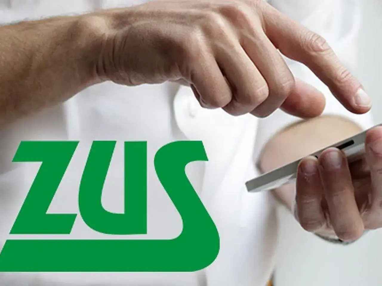 Dłonie korzystają ze smartfona obok logo ZUS. Sprawdzanie renta alkoholowa warunki.