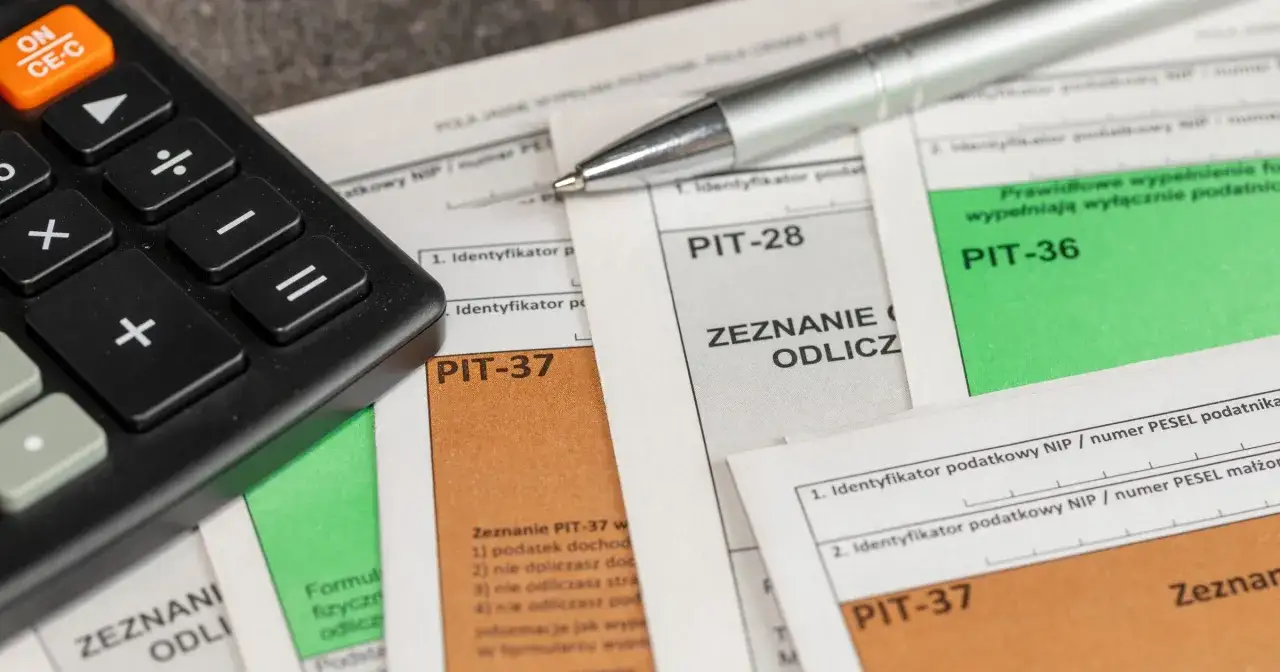 Kalkulator i długopis na dokumentach PIT. Przygotowanie do rozliczenia podatku, w tym odliczenie lek&oacute;w od podatku.