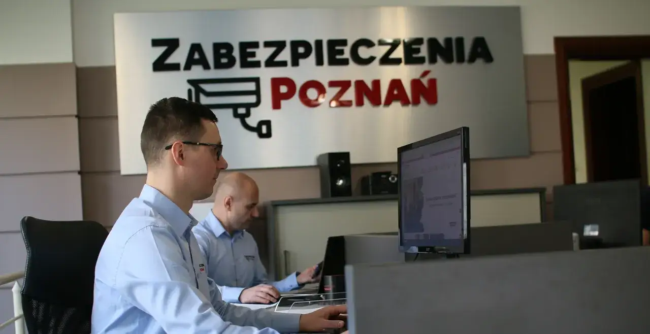 Pracownicy firmy Zabezpieczenia Poznań czuwają nad bezpieczeństwem, prowadząc monitoring na stanowiskach komputerowych.