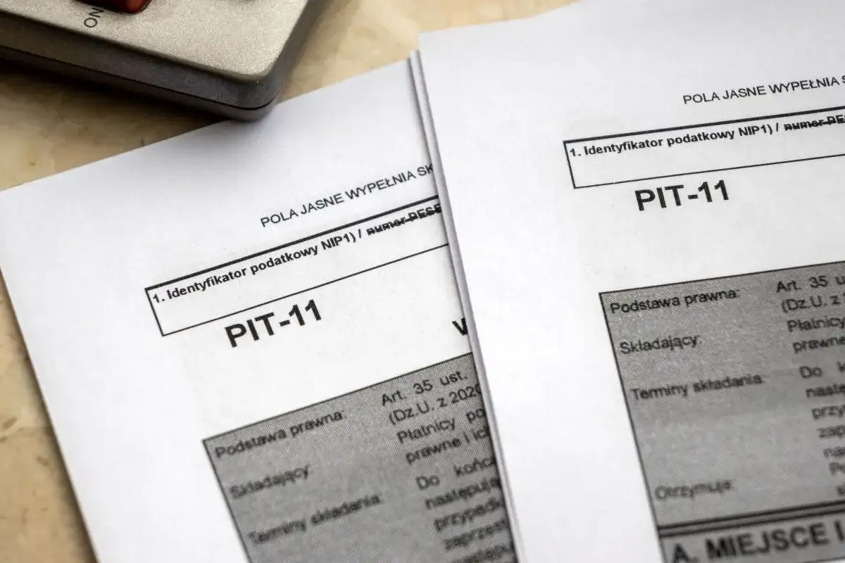 Formularze PIT-11 leżą na biurku. Pracodawca ma obowiązek przekazać PIT do końca stycznia.