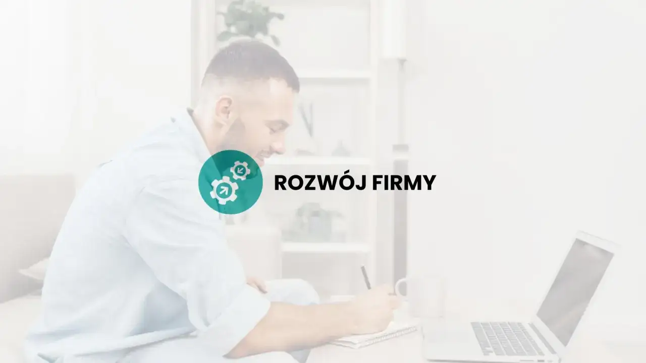 Mężczyzna pracuje nad własną działalnością, planując rozw&oacute;j firmy.