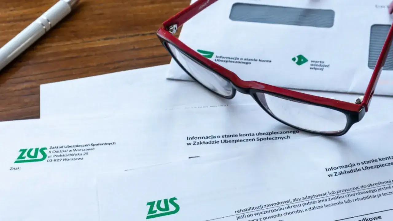 Okulary na dokumentach ZUS. Zastanawiasz się, ile wynosi renta po świadczeniu rehabilitacyjnym? Sprawdź informacje z ZUS.