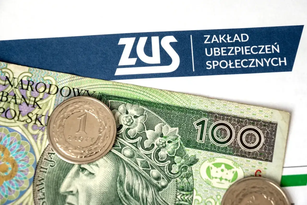 ZUS i polskie banknoty 100 zł oraz moneta 1 zł. Pytanie brzmi: zwolnienie lekarskie ile płatne?