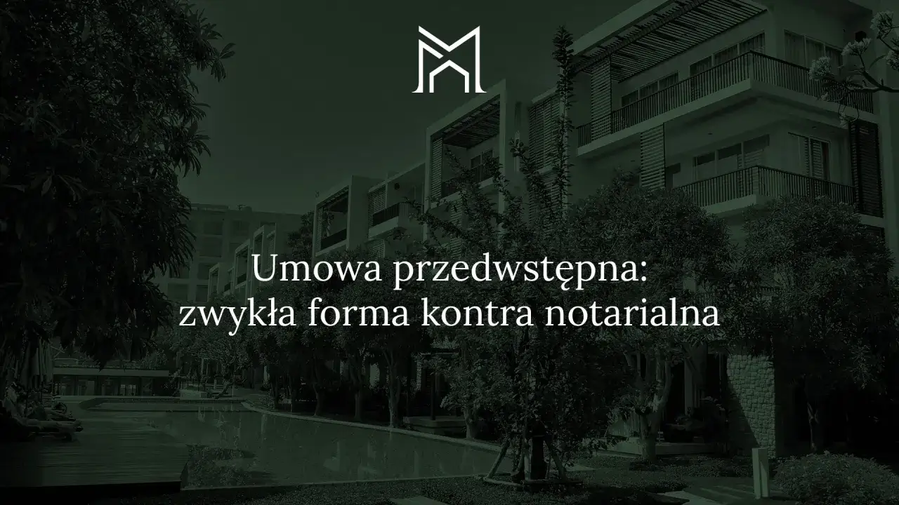 Wzór bezpieczna umowa przedwstępna: zwykła forma kontra notarialna. Nowoczesne budynki mieszkalne w tle.