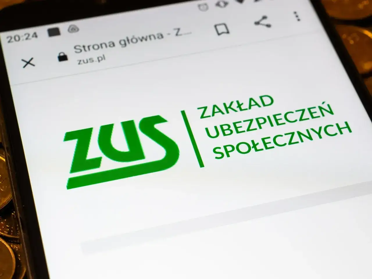 Strona ZUS.pl wyświetla logo. Dowiedz się, ile wynosi renta po świadczeniu rehabilitacyjnym.